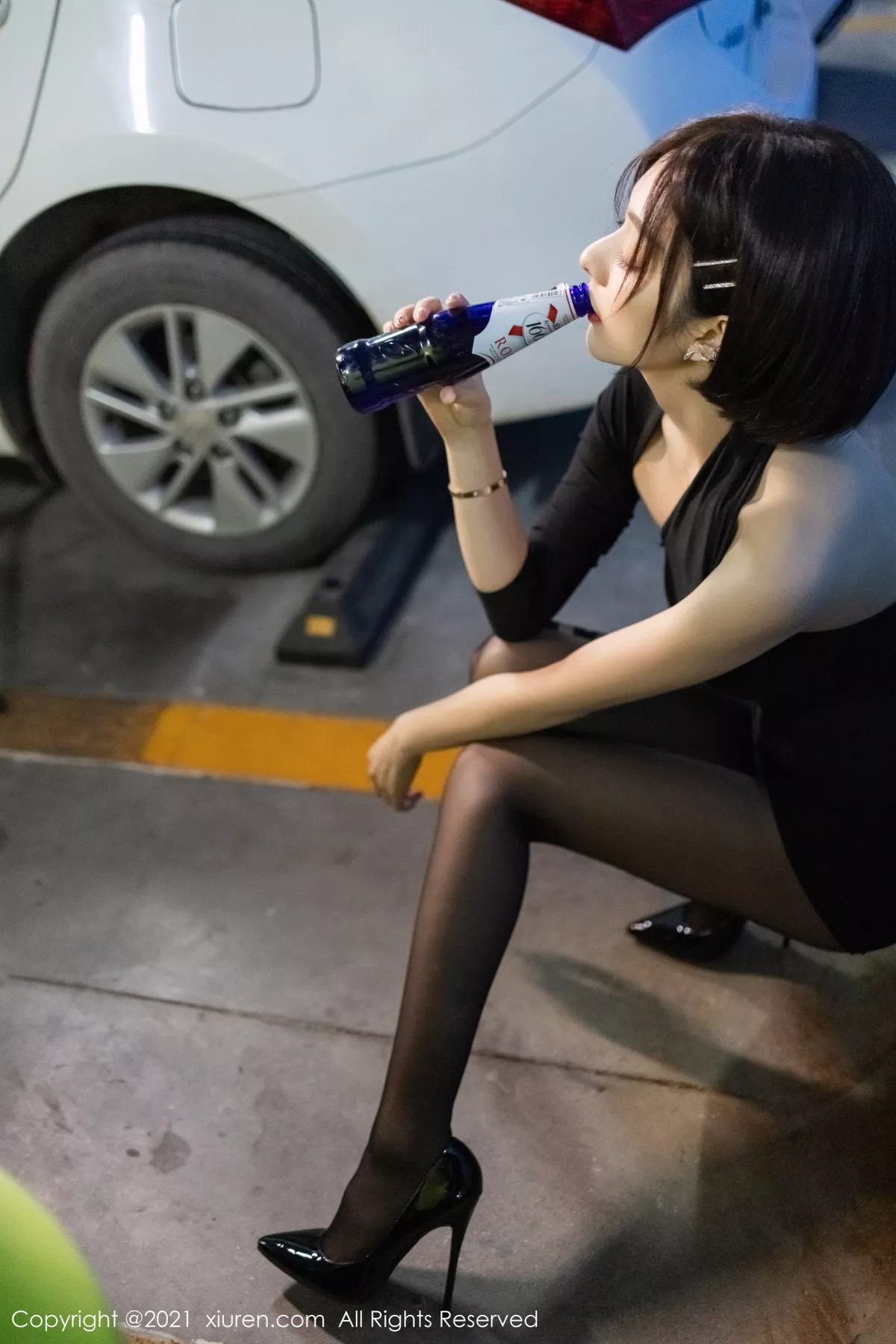 秀人集.com_[XiuRen秀人网]No.3264_女神Angela00户外剧情主题拍摄低胸礼裙配黑丝裤袜极致魅惑写真48P